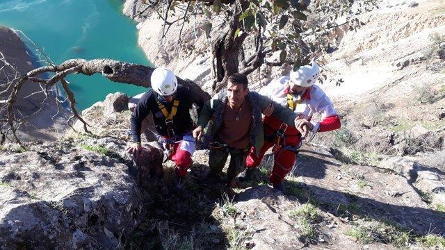 نجاتگران جمعیت هلال احمر چوپان 26ساله را نجات دادند