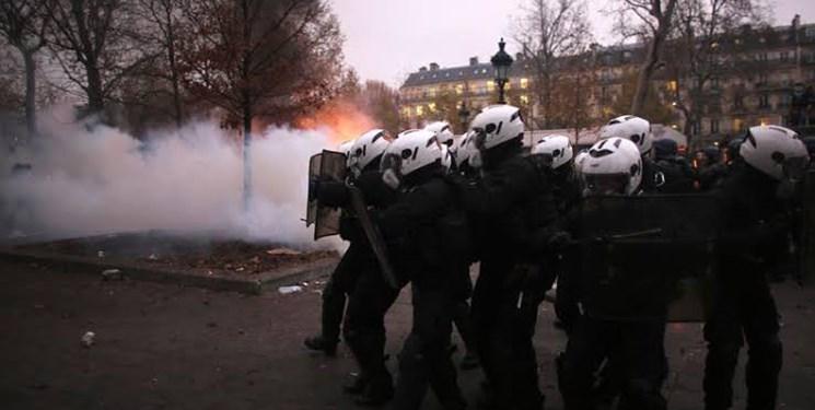 فیلم ، پلیس فرانسه علیه معترضان ماکرون از گاز اشک آور استفاده کرد