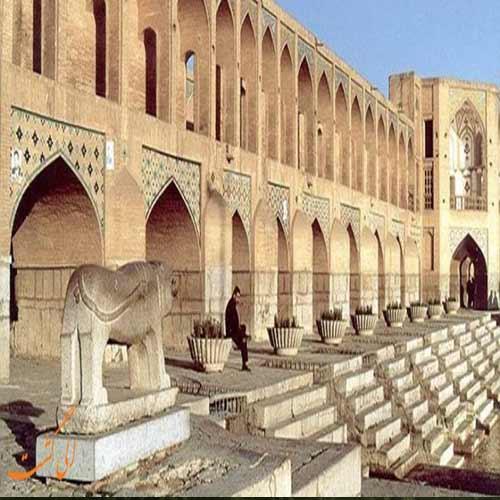 چرا چشم های شیرهای سنگی پل خواجو می درخشد؟ چرا چشم های شیرهای سنگی پل خواجو می درخشد؟