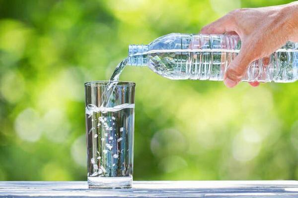 روزانه چقدر باید آب بخوریم؟، مهمترین نشانه های کم آبی در بدن
