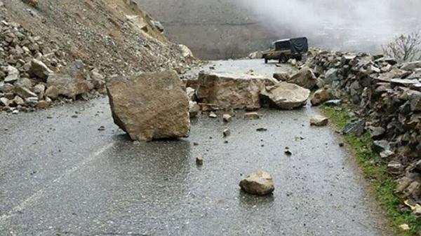خطر سقوط سنگ در جاده چالوس با توجه به هشدار هواشناسی