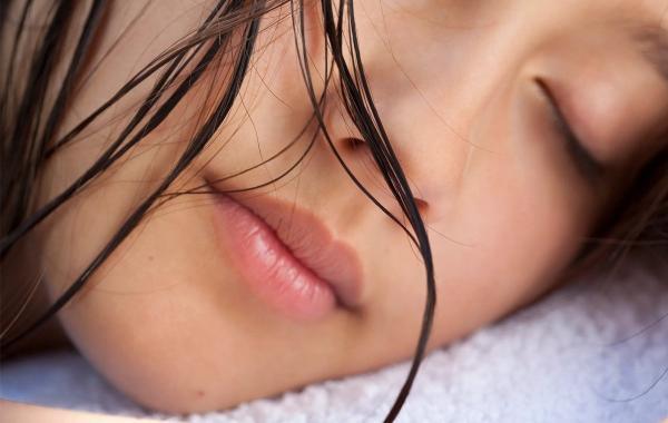 آیا خوابیدن با موی خیس ضرر دارد؟